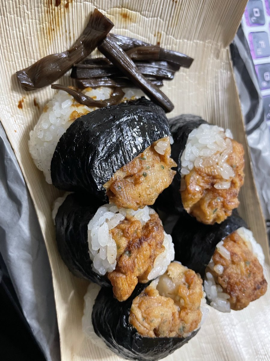 うどんも全く味がしなくて悲しいので弁当の画像を見て美味を思い出しながらサイバネメシのような気分でうどんを食べてる 