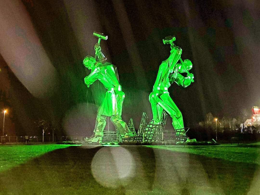 'Biff & Bash in the rain' Shipbuilders of Port Glasgow sculpture.

Thanks to @StephenAHenry for the photo.

discoverinverclyde.com 

#DiscoverInverclyde #DiscoverPortGlasgow #PortGlasgow #Scotland #ScotlandIsCalling #VisitScotland  #ExploreScotland #VisitBritain