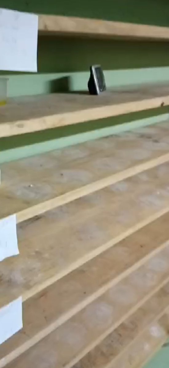 Empezamos esta semana con noticias que esperábamos no tener que dar jamás, pero hay cosas que no se pueden planear.
Anoche nos entraron a robar en la quesería y ha desaparecido hasta el último queso, yogur, chocolate y tarro de miel.