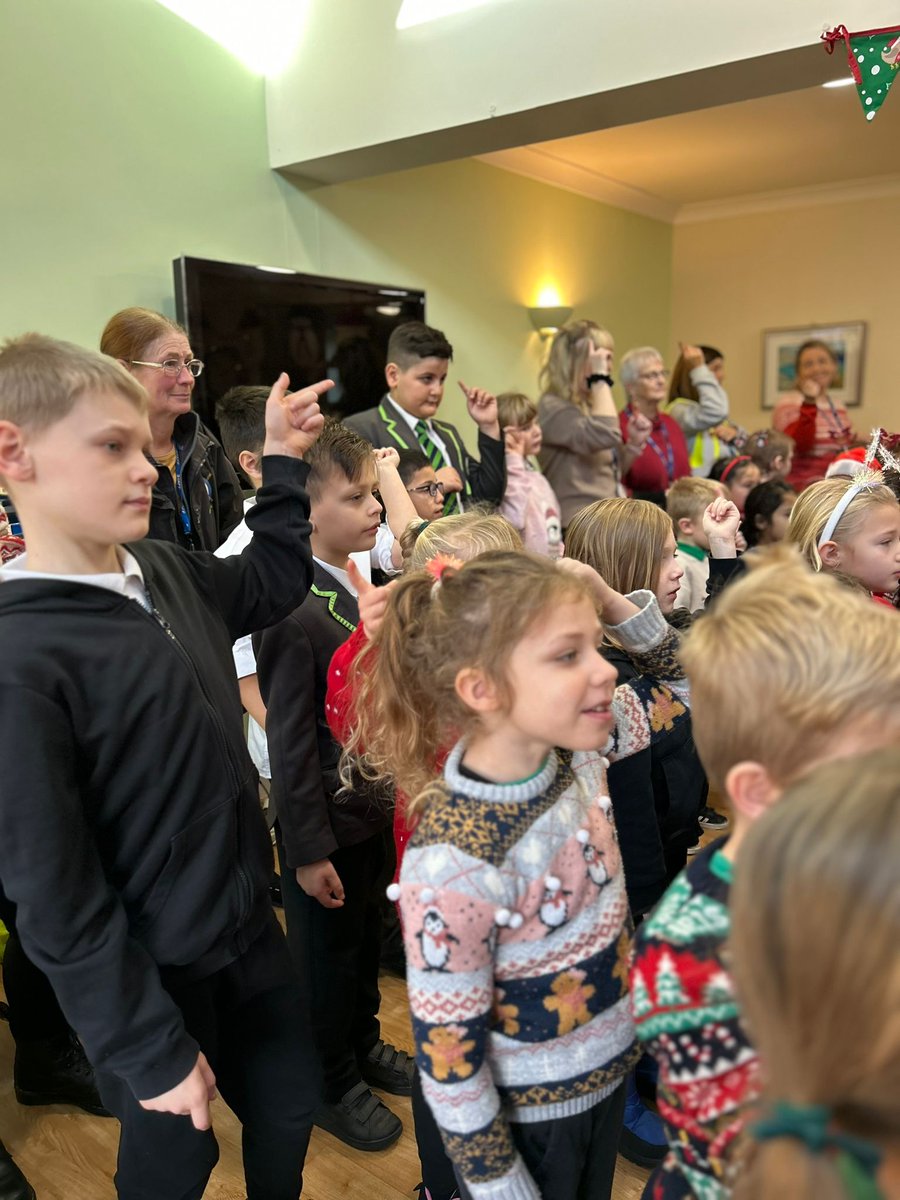 Year 1 and SU made us so proud performing at our local care home this morning! @CastleHill_Ips #Pride #Ambition #Respect