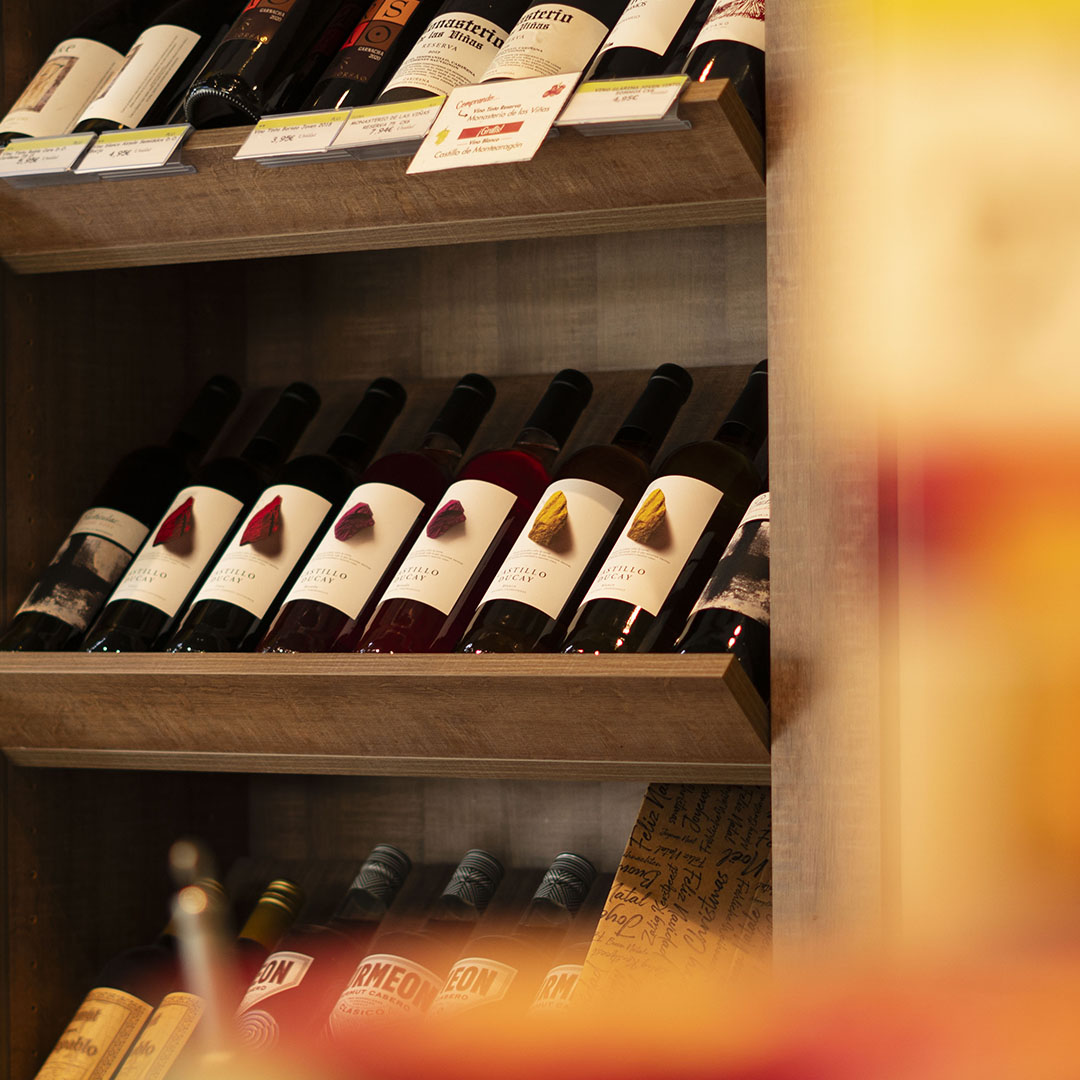 🍇🍷 ¡Emocionados por anunciar nuestra alianza con <a href="/MartinMartin_es/">Martín Martín</a>! Descubre la exclusiva colección Castillo Ducay en todas sus tiendas: vinos y cavas de carácter único, nacidos de las piedras de nuestros viñedos. ¡Sabor, singularidad y elegancia ahora al alcance de todos! 🤝😍