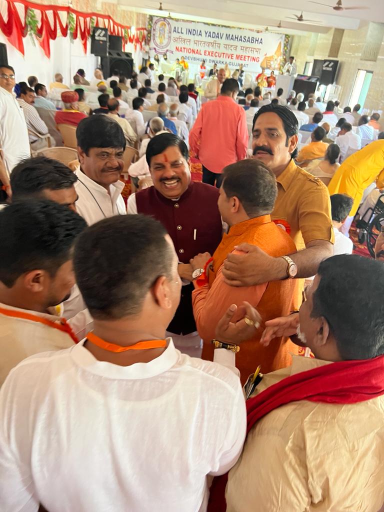 Mahendra Yadav (@mahendrayadav_9) on Twitter photo महाकाल की नगरी उज्जैन दक्षिण से माननीय विधायक श्री <a href="/DrMohanYadav51/">Dr Mohan Yadav</a> जी को भाजपा विधायक दल का नेता व राज्य का मुख्यमंत्री मनोनीत किए जाने पर राजस्थान के समस्त यादव समाज की ओर से हार्दिक बधाई एवं शुभकामनाएं।
#MohanYadav महाकाल की नगरी उज्जैन दक्षिण से माननीय विधायक श्री <a href="/DrMohanYadav51/">Dr Mohan Yadav</a> जी को भाजपा विधायक दल का नेता व राज्य का मुख्यमंत्री मनोनीत किए जाने पर राजस्थान के समस्त यादव समाज की ओर से हार्दिक बधाई एवं शुभकामनाएं।
#MohanYadav
