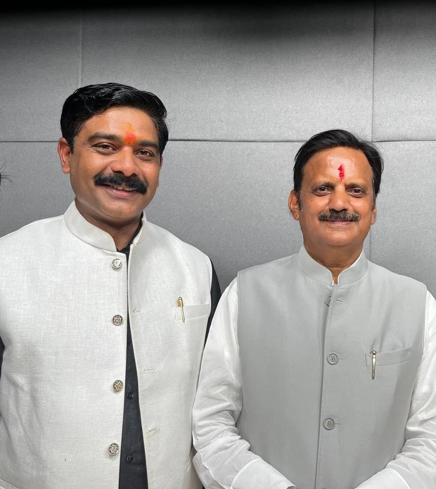 dsdeepaksharm11's tweet image. मेरे आदणीय बड़े भाई माननीय @rshuklabjp जी को डिप्टी मुख्यमंत्री बनाये जाने पर हार्दिक बधाई एवं शुभकामनाएं।।।