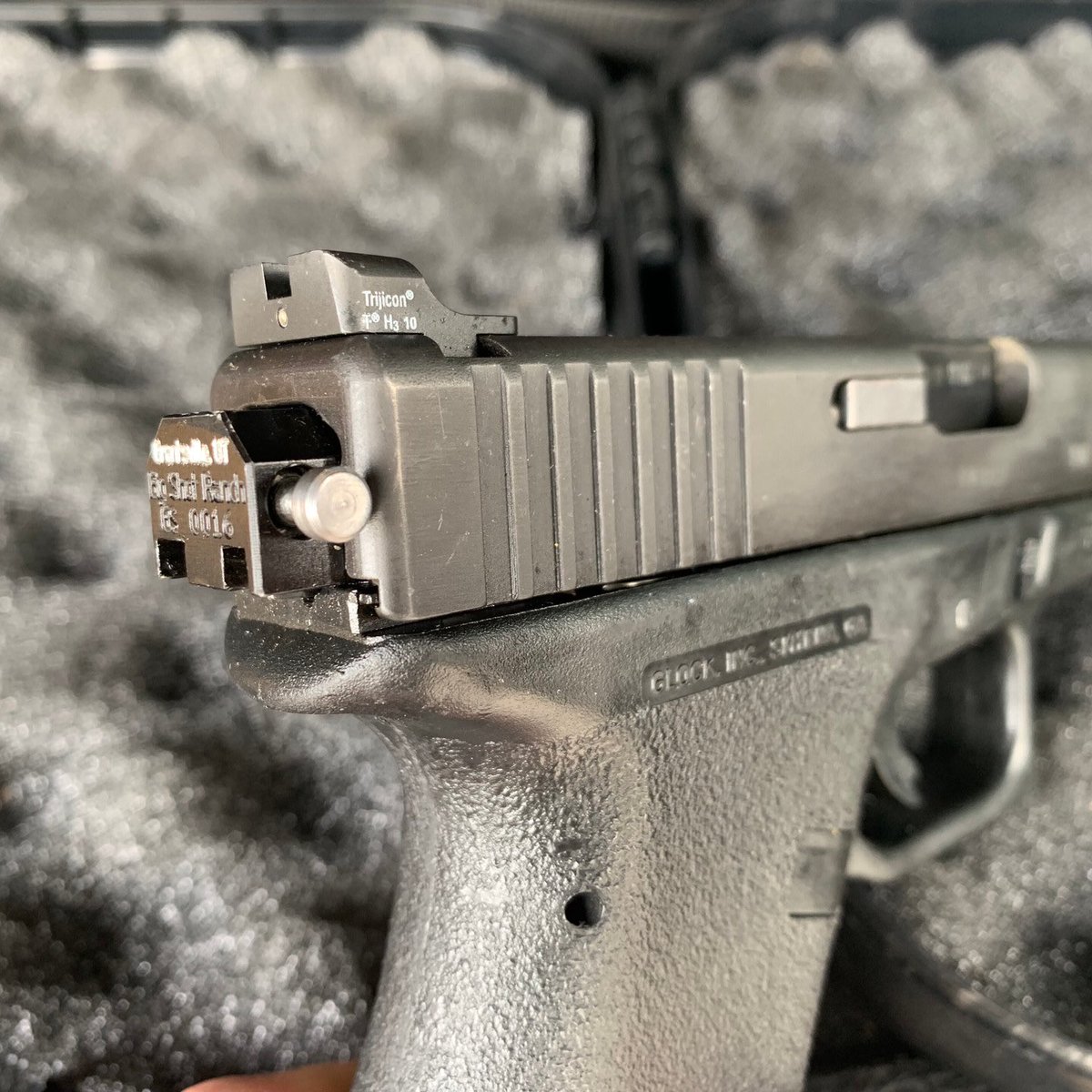 BlueshiftProjex's tweet photo. @CalibreObscura Not a switch. Appears to be a back plate belt clip. Compare profiles. Switch is much more pronounced and squared. Belt clip is a thin rectangle like we see in the source photo. https://t.co/FtvhvMvRRj
