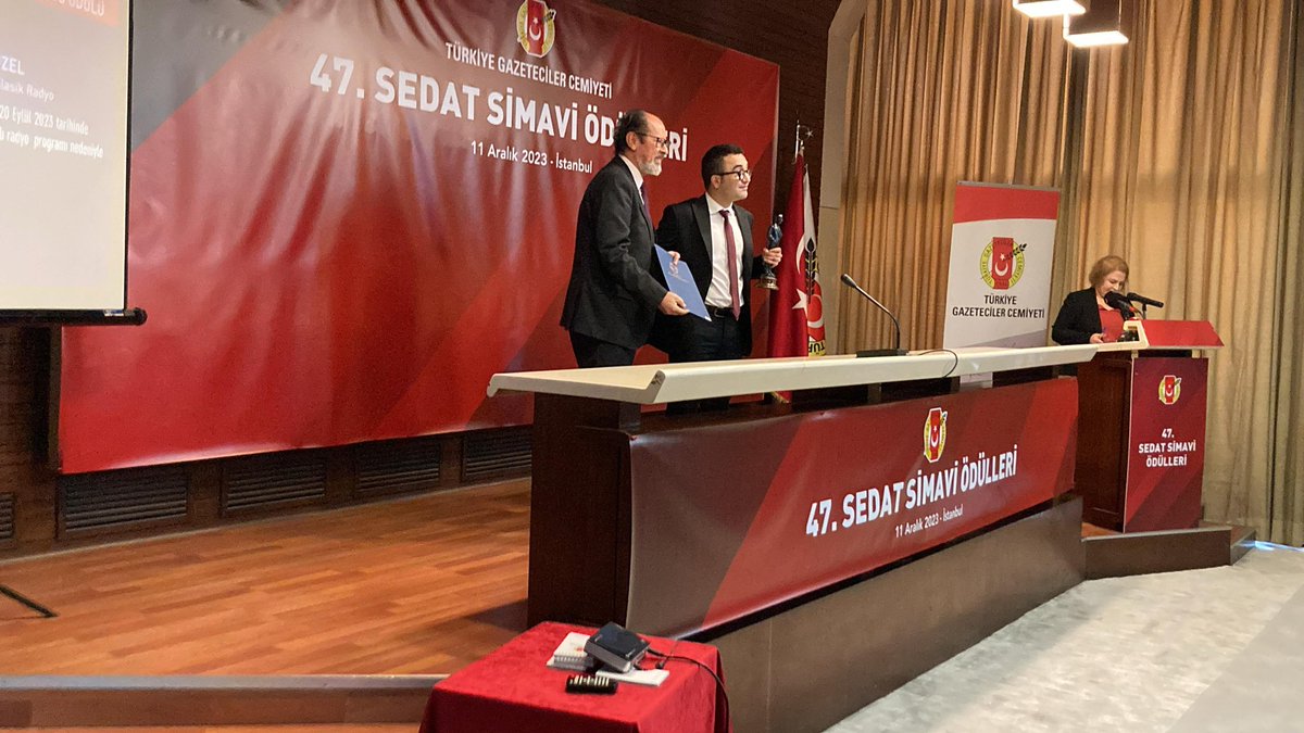 Bir Karnaval radyosu olan Borusan Klasik’te yayınlanan Ön Koltuk programıyla TGC 47. Sedat Simavi Ödülleri’nde Radyo Ödülü’ne değer görülen yapımcımız Andaç Üzel, ödülünü bugün düzenlenen törenle aldı.

Genç yapımcımızı kutluyoruz.