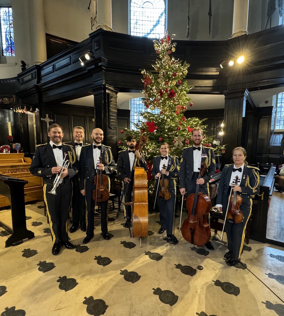 RAFMusic's tweet image. The #RoyalAirForce #SalonOrchestra and Trumpeter, AS1 Alan Thomas, performed with the choir and organist of St Clement @DanesChurch #RAF on Sun. 10 Dec 23 ✈️

#RAFMusic 🎺✈️🥁

#NoOrdinaryJob #StClementDanesChurch #NoOrdinaryGig