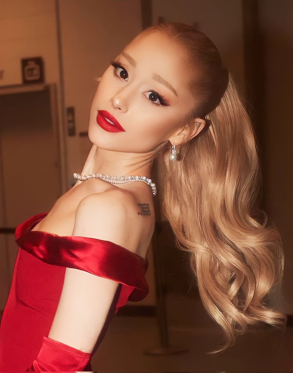 teamarianatorr's tweet image. ¡Ariana Grande is back!

British Vogue insinúa otra aparición de Ariana Grande pronto: 

"Tal vez, si tenemos suerte, incluso tendremos otro cameo de Grande antes de fin de año: ¿una aparición en víspera de año nuevo, tal vez?"