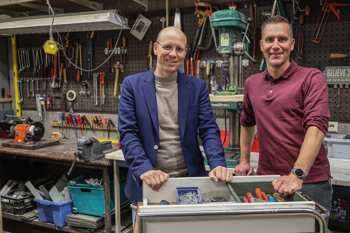 Het Mondriaan College zoekt op allerlei manieren het (Osse) bedrijfsleven op. In de nieuwe editie van Bedrijvig Oss vertellen directeur Robbert van der Veer en teamleider Twan Rovers hoe dat er in de praktijk uitziet. Lees het artikel: app.folders.eu/fixed/2331598