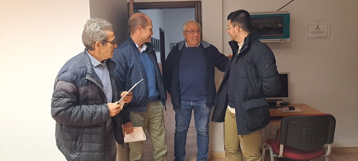 diputacionppgu's tweet photo. 👥️ Román García y Javier Del Río reconocen el trabajo del alcalde de #Peralveche para mantener el pueblo vivo
• El portavoz y el viceportavoz del PP han visitado el pueblo dentro de la ronda de visitas a alcaldes y portavoces
⤵️
https://t.co/2mVWpMtLR6 https://t.co/Xa5w4sY4SL