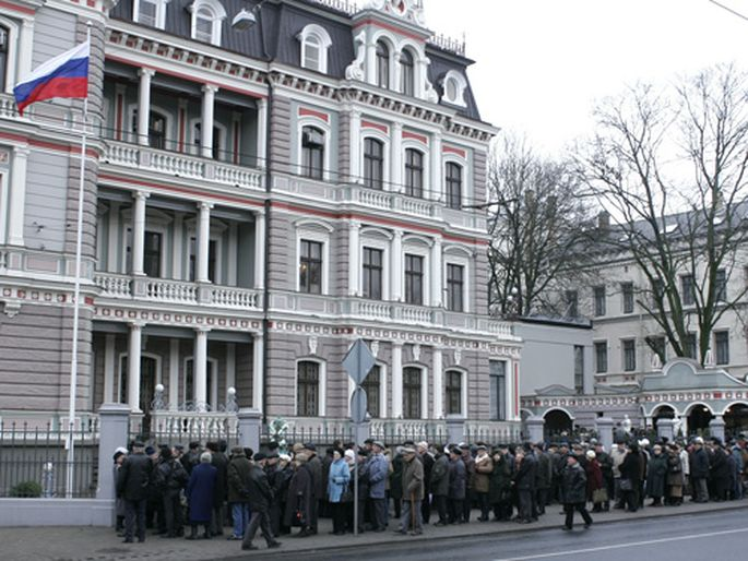 Kad krievija organizēs putina vēlēšanas, Rīgā pie vēstniecības vajadzētu robežsardzes darbinieku brigādi, kuri pārbaudītu visiem rindā stāvētājiem uzturēšanās atļaujas.
Droši vien autobusu arī vajadzēs tur pat blakus.