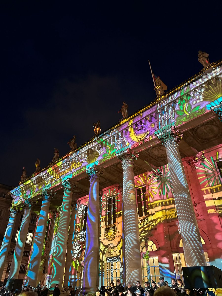 A look back at Friday night at the Grand Théâtre of #Bordeaux. 🌟
Fairy lights and a Christmas choir were on hand to delight us all. 🤩
This marks the start of the city's illuminations, which will last until January 7! 

Learn more 👉 bordeaux-tourism.co.uk/events/christm…
📸 Lucy P.