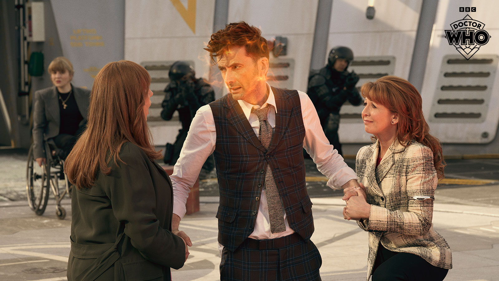 Donna (Catherine Tate) and Mel (Bonnie Langford) prepare to pull on the arms of the Doctor (David Tennant) as he regenerates in 'The Giggle'.