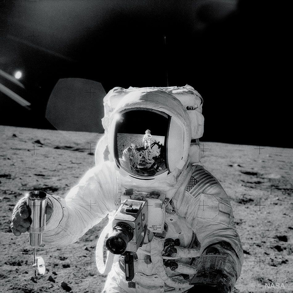 En noviembre de 1969, Charles Conrad tomó esta imagen de su compañero, Alan Bean, durante su estancia en la Luna. Estaban en el Océano de las tormentas, donde estaban recogiendo muestras del suelo lunar. Con el programa Artemis, volveremos a ver imágenes como esta. #FelizLunes