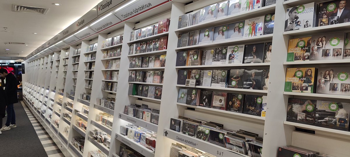 L’étendue du rayon musique classique de la Fnac Saint Lazare rassure encore un peu …..