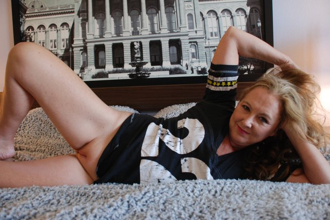 It's MILF Monday! What shall we do? - https://t.co/n5ZVgWxC4B https://t.co/YxWU8Co6Ix