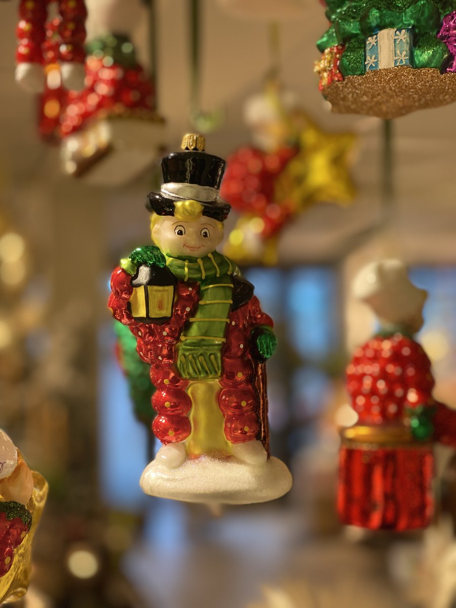 Heb jij mijn nieuwe #kerstbal al gezien? Dit jaar zit ik op een gouden ster! Mooi he! Je kunt hem kopen bij het #Flipje en #Streekmuseum en bij <a href="/Machielbekker/">Machiel Bekker</a> (bloem &amp; Interieur) in #Tiel. Er zijn inmiddels 7 verschillende Flipje Kerstballen.