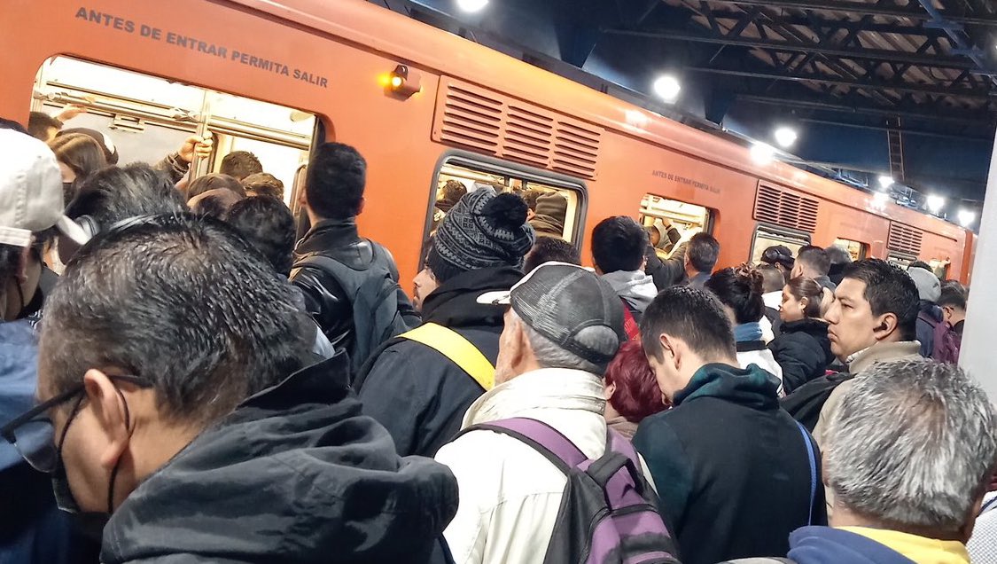 #ÚltimaHora 🚨
⚠️ #MetroCDMX ⚠️
Usuarios reportan:
➡️ Línea B #LineaB
+Más de 20 minutos para poder abordar un tren
+Rio saturado en afluencia y llegan llenos
+Muy lenta y llenísimo
+Está súper lenta, en Muskiz no se puede ni abordar.
#TomaPrecauciones🚨
