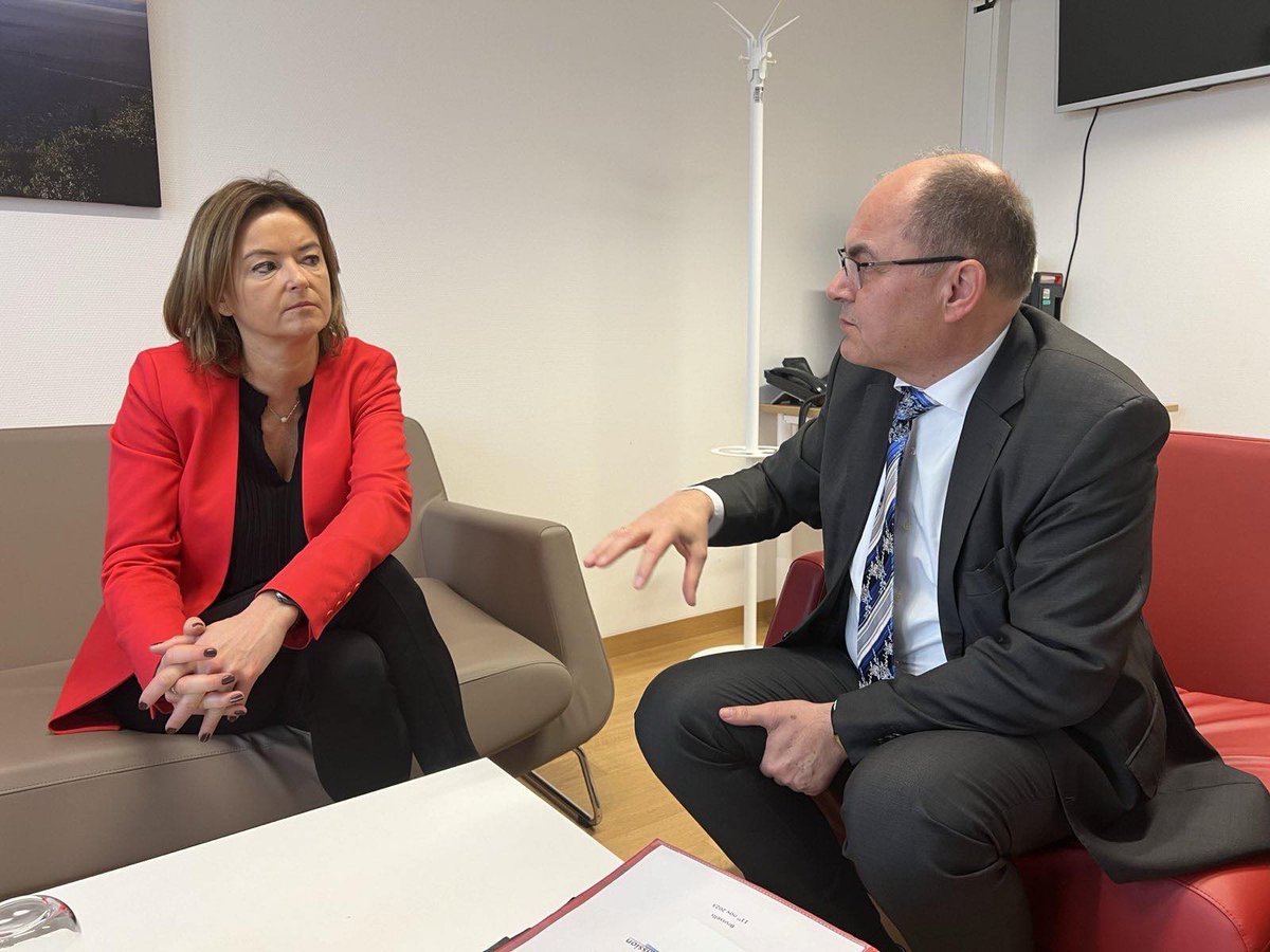 MZEZ_RS's tweet photo. On the margins of #FAC, MFEA @tfajon &amp; #HighRepresentative for #BiH Schmidt spoke about 🇪🇺 enlargement to #WesternBalkans: "Slovenia 🇸🇮 will stand firmly by 🇧🇦 and help it with reforms. It will also work towards a decision to start accession negotiations by the end of 2023." https://t.co/sJMPoxPDTy