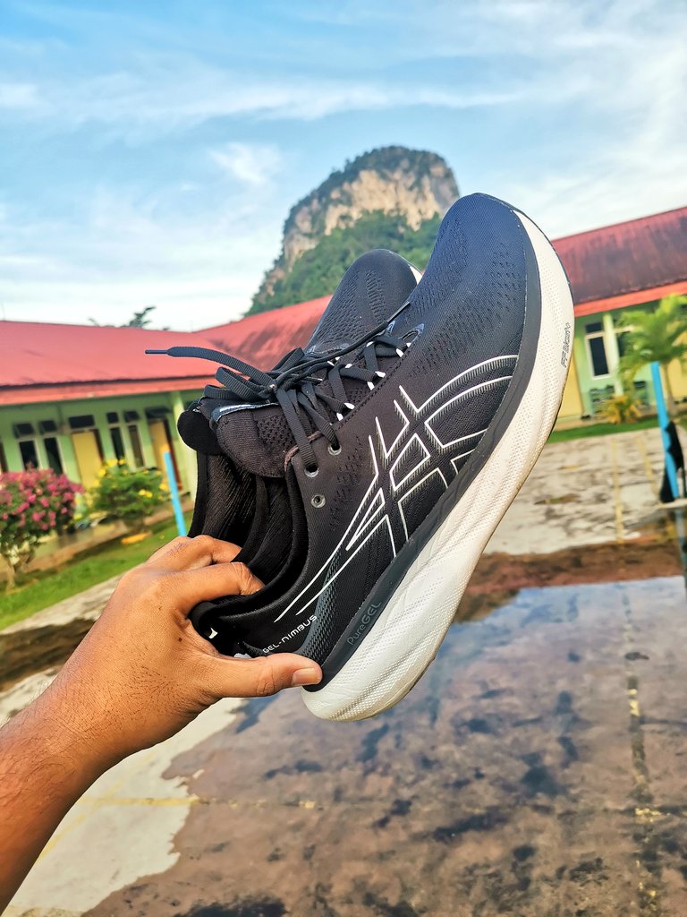 Sumpah lembut gila. Lembut gila-gila. Macam lari atas awan. HAHAHA. Kalau korang mencari kasut yang sedap untuk exercise, belilah Asics Nimbus 25 ni. Lagi-lagi kalau korang berbadan besar. Tolonglah beli kasut ni. Selepas hampir 2 bulan aku guna, aku boleh bagi rating 9/10.