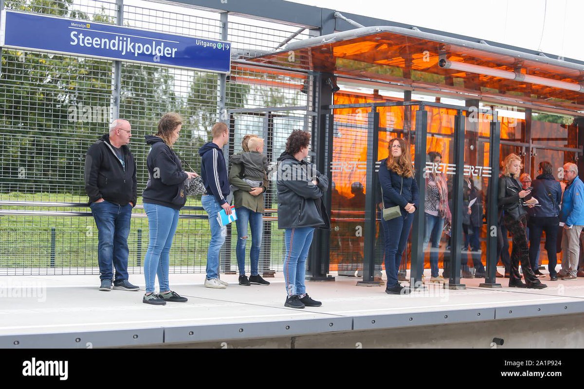 @verenigvalente @esme_wiegman Ook reizigers hebben veel last van maatregelen tegen daklozen. Op metrostations v Schiedam tot Hoek v Holland-Strand waait het vaak hard, óók in de wachtruimten. Tussen, onder en boven ruiten gapen brede openingen, rugleuningen zijn onbruikbaar en de muren zijn open roosters. 2>