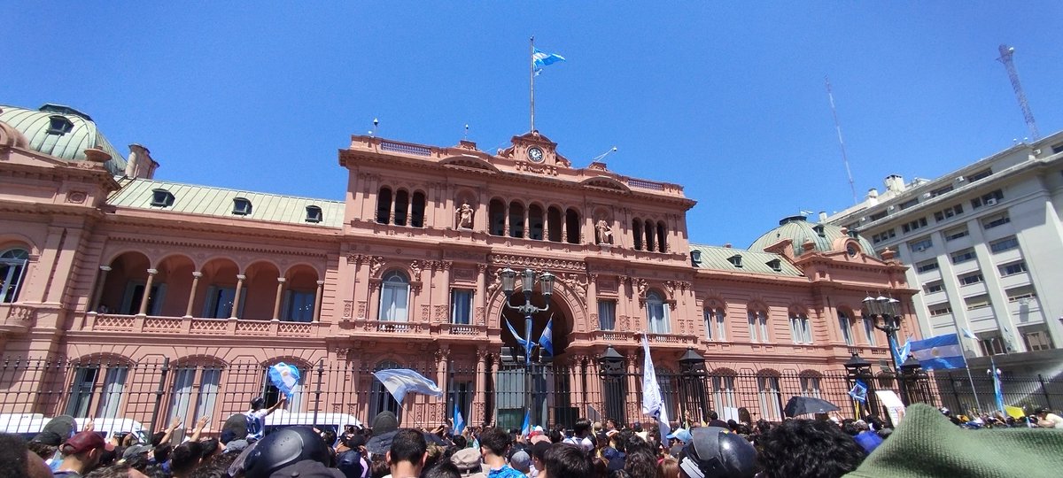 Día domingo, temprano a la mañana. Uno de mis hnos me dice: "Vamos a la asunción de <a href="/JMilei/">Javier Milei</a> "?
Por primera vez, y con una felicidad rara en mi(?) Fui a la asunción de un presidente en nuestro país. Me quedé cerca de la Rosada disfrutando todo el día. Cómo jamás pensé q haría
