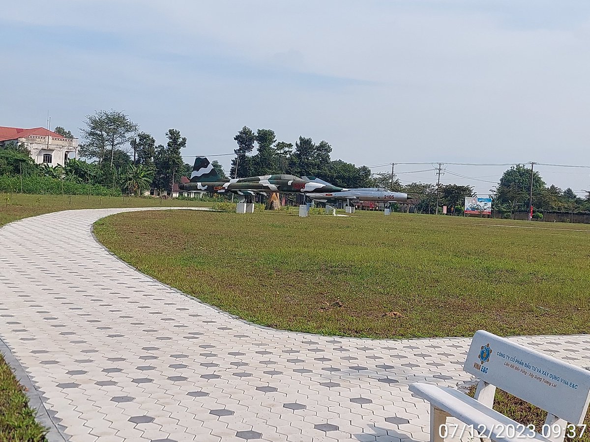 Từng là niềm tự hào của 2 cường quốc quân sự mạnh nhất thế giới mang trong mình những gì tinh túy nhất của nên khoa học quân sự lúc bấy giờ . Từng đối địch nhau không khoan nhượng trên bầu trời Việt Nam . Nhưng giờ đây 2 cụ đã kề vai nhau trên mảnh