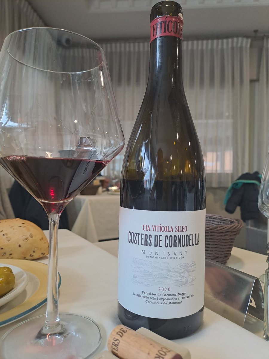 elgordithor's tweet photo. .@LasTerrazasRest se ha consolidado como una de las bodegas más serias de la sierra madrileña. Más completa que el salpicadero de un avión. Gran trabajo de @titolasterrazas ! https://t.co/UkduFwNVWG