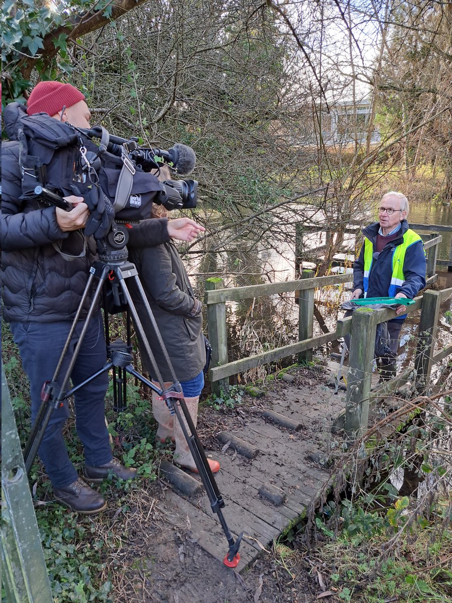 Today out with @itvmeridian Tune in this evening to see us on the River Lambourn in Newbury discussing the rubbish we are removing from our chalk streams, including disposable vapes.
We would like to see a ban on disposable vapes.
#bandisposablevapes
