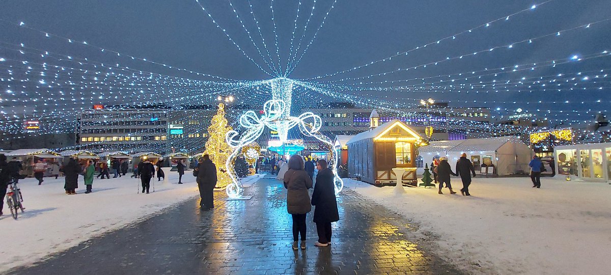#mualimannapa #joulutori #kauppatori #kuopio <a href="/Kuopionkaupunki/">Kuopion kaupunki</a> Joulupuput avat hellyttäviä. Joulukuusi komea. Tlrin joulukylä upeasti valaistu. Sopii rauhoittua joulun odotukseen.