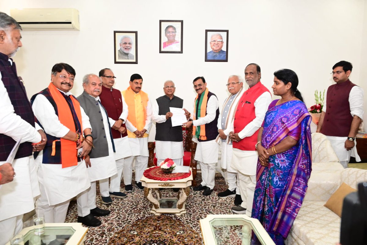 भाजपा मध्य प्रदेश विधायक दल के नेता डॉ. मोहन यादव ने राजभवन पहुँचकर माननीय राज्यपाल श्री मंगुभाई पटेल जी से मुलाकात कर सरकार बनाने का दावा पेश किया।

इस अवसर पर मुख्यमंत्री श्री <a href="/ChouhanShivraj/">Shivraj Singh Chouhan</a>, हरियाणा के मुख्यमंत्री एवं पर्यवेक्षक श्री <a href="/mlkhattar/">Manohar Lal</a>, पिछड़ा वर्ग मोर्चा के