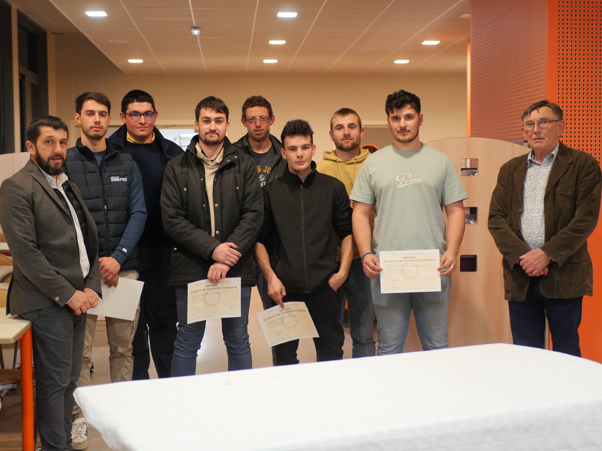 Remise des diplômes au <a href="/LBarbanceys/">Lycée des Métiers M. Barbanceys</a> vendredi dernier et mise à l'honneur de Benoit Espagne, gagnant du concours SEIMAT et de Marien Tessandier, Major de sa promotion. 🎓
<a href="/DSDEN19/">DSDEN de la Corrèze</a> <a href="/aclimoges/">Académie de Limoges</a> <a href="/CfaLimousin/">CFA Académique du Limousin</a> <a href="/NvelleAquitaine/">Nouvelle-Aquitaine</a>