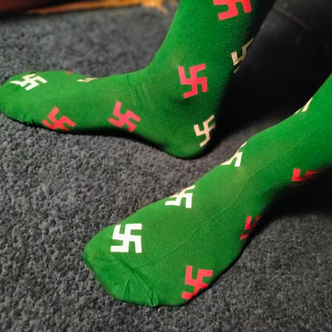 Medias con símbolos de esvásticas