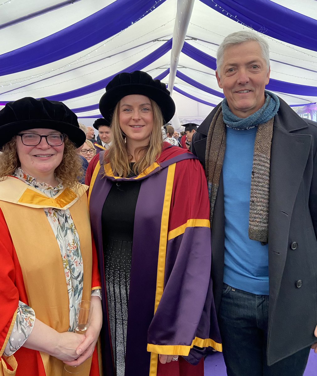 Great to celebrate @drhelenclarke’s graduation after PhD studies with @ProfEmmaCrosbie, Sacha Howell and my lab in @UoM_DCS Funded by @MCRCnews @CRUKresearch