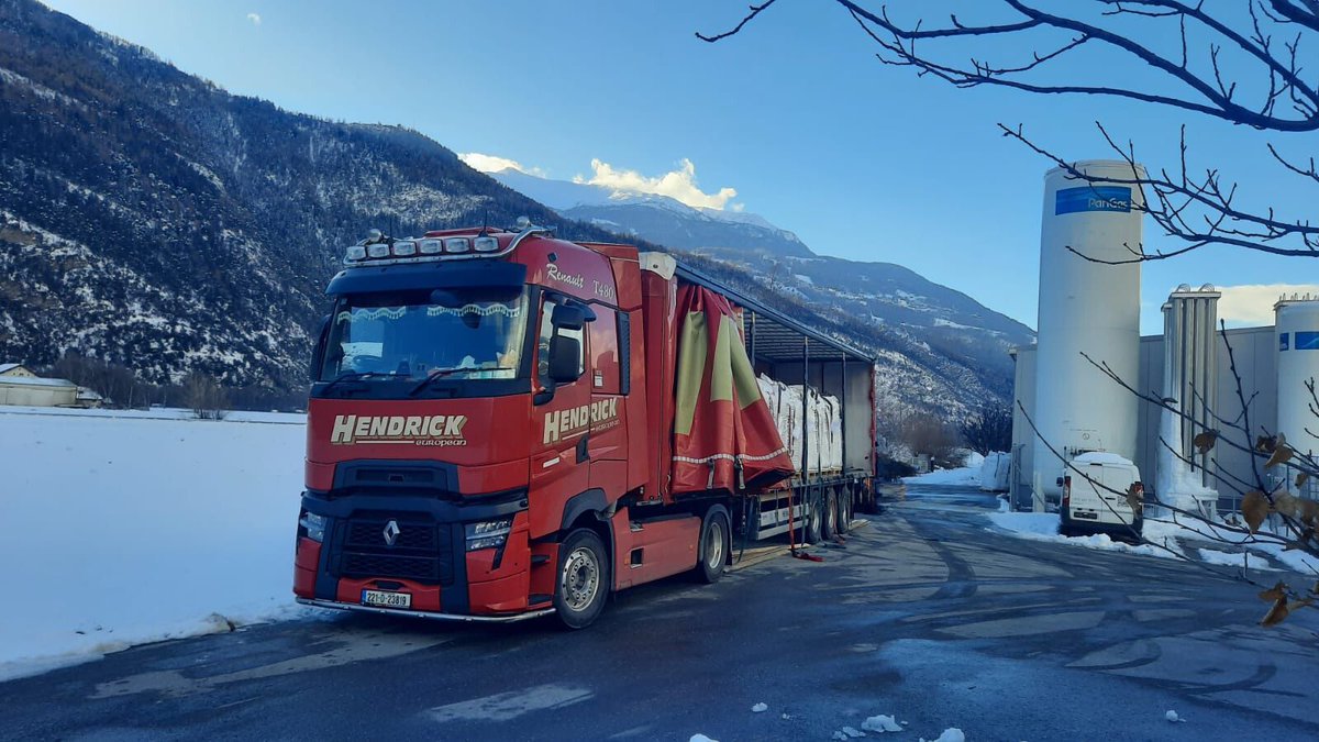 Starting the week of strong with Catalin offloading in Switzerland📍

#Globaltransport #HendrickEuropean