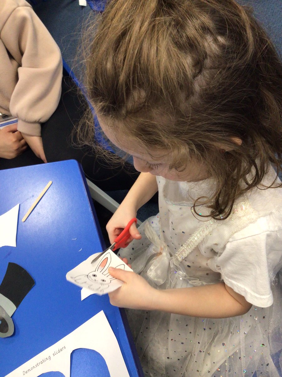 ssppyeadoncps's tweet image. Year 1 are exploring how to make sliding pictures. #designtechnology