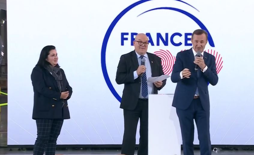 La première entreprise, lauréate du plan #France2030, qui a 'pitché' sur scène, face au Président de la République et au côté de Bruno Bonnell, est @3DSfrance pour sa plateforme de #jumeauxnumériques des organes : 'MediTwin'.