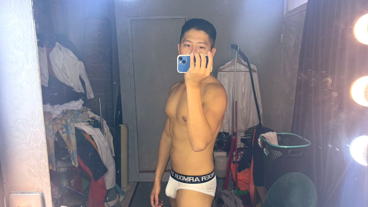 身材紀錄一下，這個光線也太好拍😍
但這個肚肚仍需努力🥲