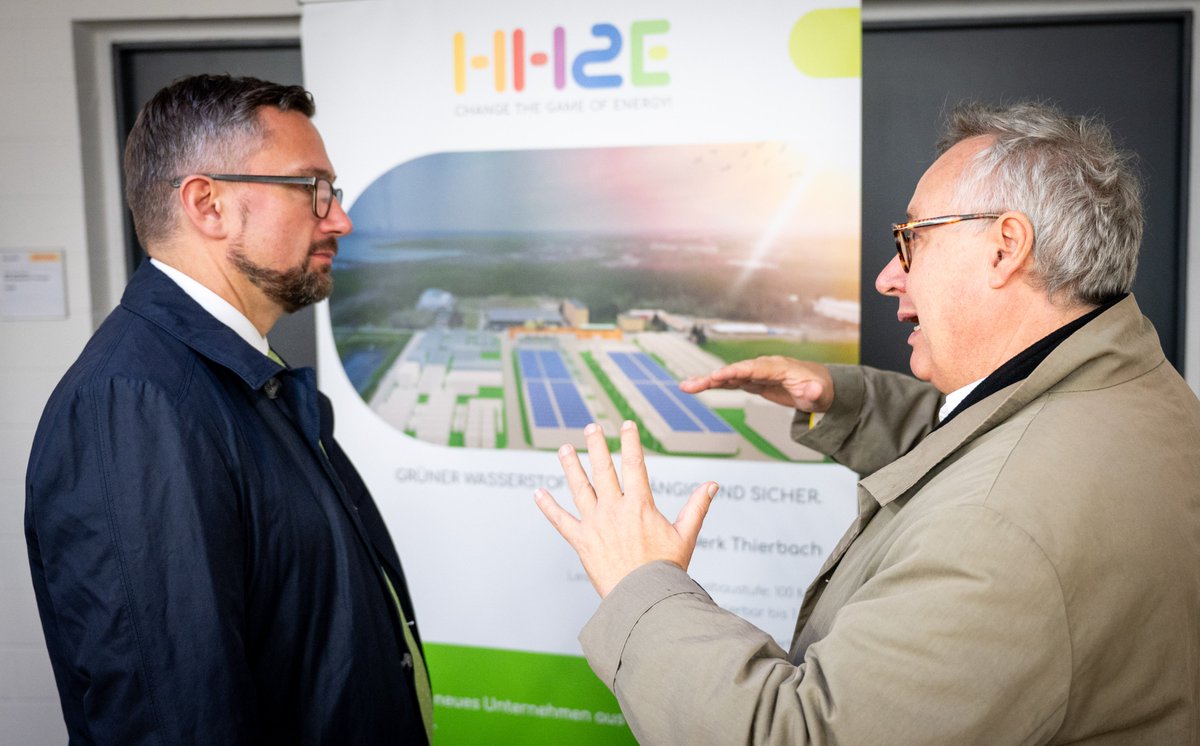 SMWA (@smwa_sn) on Twitter photo 🛫🌿 Dritte Station des Thementages Wasserstoffwirtschaft in Sachsen: <a href="/MartinDulig/">Martin Dulig</a> besucht die grüne Logistik am <a href="/LEJ_Airport/">LeipzigHalle Airport</a> Flughafen Leipzig/Halle. Mit Unterstützung von Airbus, Condor, DHL, HH2E und dem Flughafen selbst entsteht ein Zentrum für emissionsfreie Flugkraftstoffe. 🛫🌿 Dritte Station des Thementages Wasserstoffwirtschaft in Sachsen: <a href="/MartinDulig/">Martin Dulig</a> besucht die grüne Logistik am <a href="/LEJ_Airport/">LeipzigHalle Airport</a> Flughafen Leipzig/Halle. Mit Unterstützung von Airbus, Condor, DHL, HH2E und dem Flughafen selbst entsteht ein Zentrum für emissionsfreie Flugkraftstoffe.
