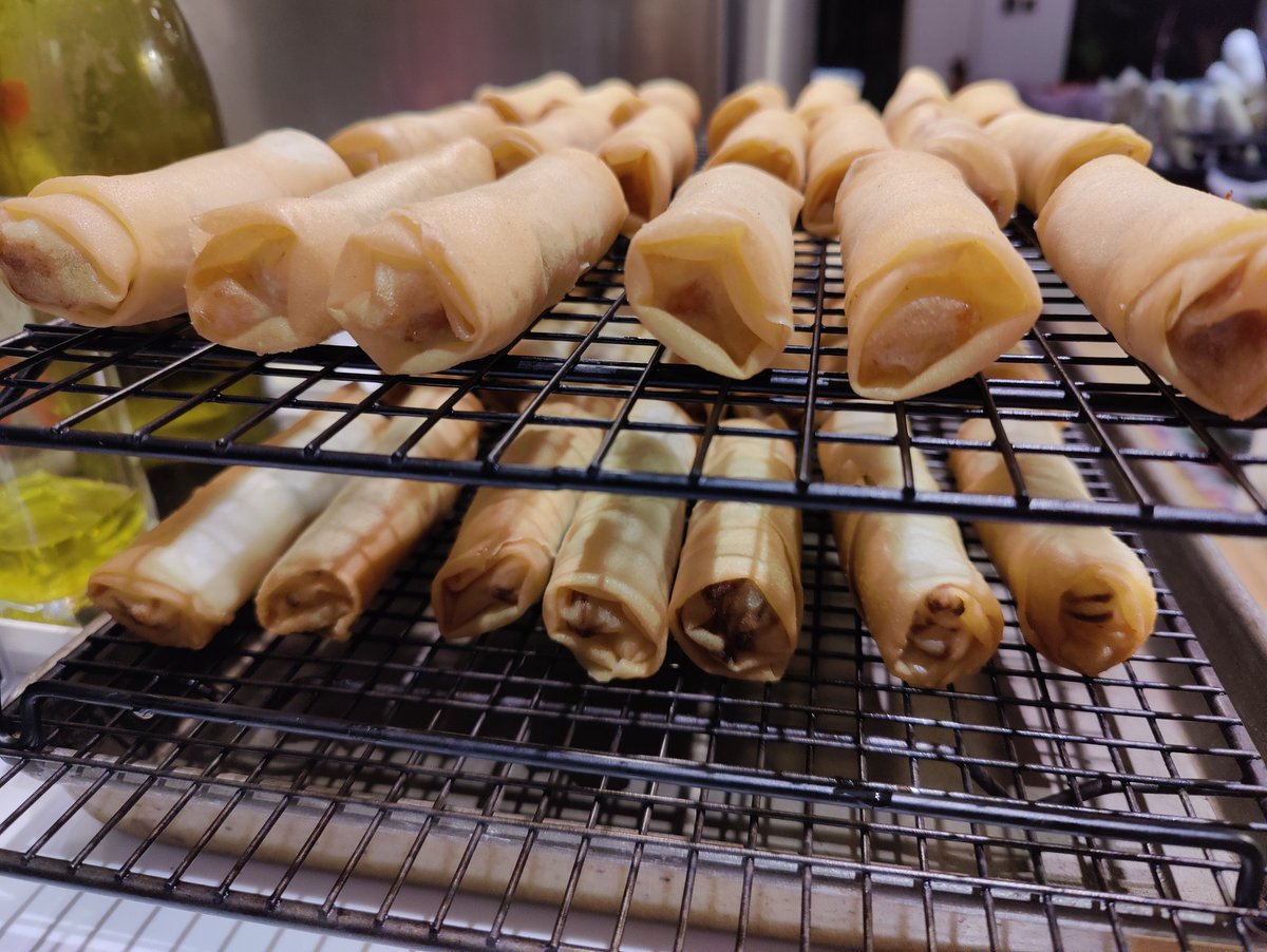 Did these lumpia (half veg with Five Spice; the other half with ground pork and veg) for a birthday/Christmas buffet on Saturday. Some of the best looking lumpia I've done I think #lumpiagame