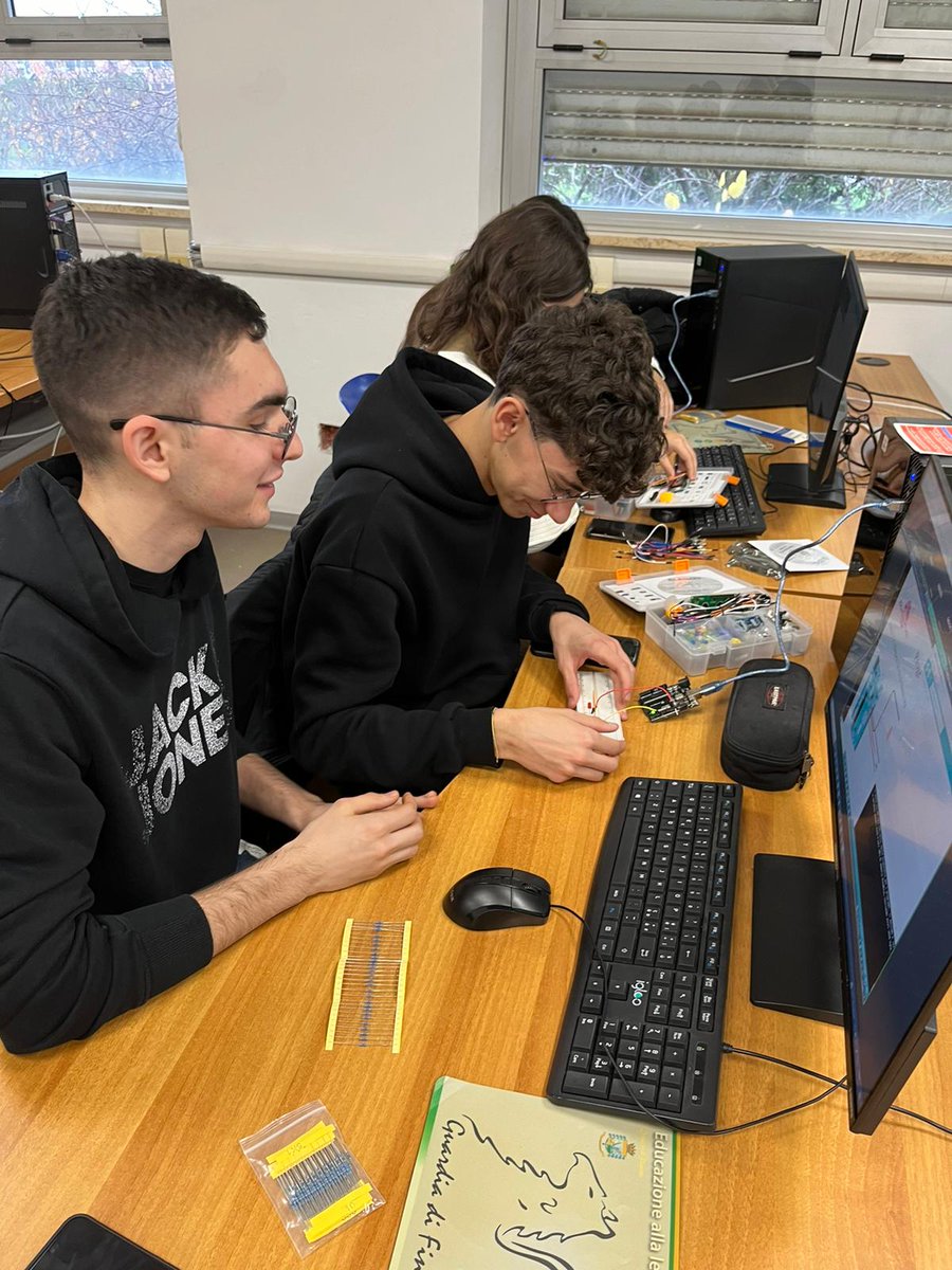 Oggi con <a href="/DIAGSapienza/">DIAGSapienza</a>  a Corviale per scoprire le potenzialità dell'AI nella sfida per la sostenibilità.Un percorso di 40 ore per accompagnare gli studenti del Liceo Keplero nella progettazione e implementazione di un classificatore automatico di rifiuti♻️
#SmartHeartRome <a href="/Roma/">Roma</a>