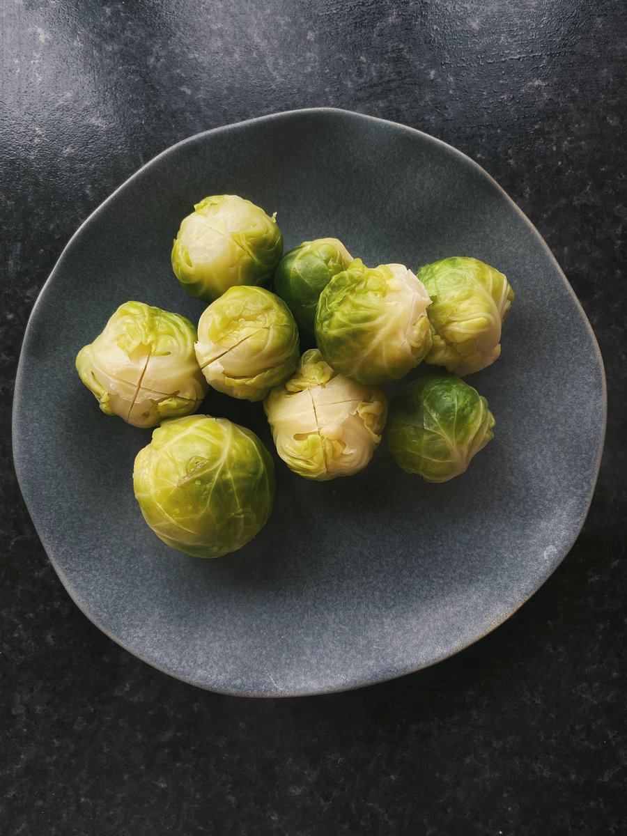 If you’re a fan of the much maligned Brussel Sprout 🙋🏼‍♀️ + like them simply lightly boiled, Vermentino is a lovely pairing. Aromatic, light-bodied, the floral notes, citrus, white fruits + slightly nutty quality will complement them beautifully. #Christmas #WinePairing 🎄🥬🍴