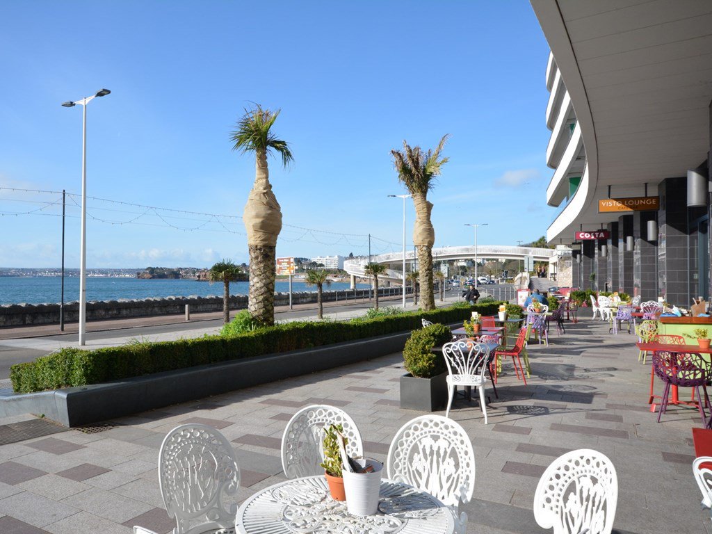 Located in the main tourist area for #Torquay in the #EnglishRiviera 🌴 (Belgrave Rd) #Devon - with many #Pubs #Shops & #Restaurants on our doorstep +Only a 6/7 min walk to Abbey Sands #Beach 🏖️ (pictured)😎 Stay & Visit: >marinerstorquay.com #Alfresco #Holiday #StormHour