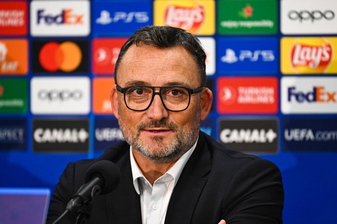AndiOnrubia's tweet photo. Franck Haise, entrenador del Lens, en la previa del partido vs Sevilla.

"Cómo vamos a organizar los Juegos Olímpicos si no podemos acoger a 300 hinchas del Sevilla en nuestro suelo. La noticia ha llegado tarde, el sorteo de la fase de grupos fue en agosto".

Nada más que añadir. https://t.co/K11vVk6sg3