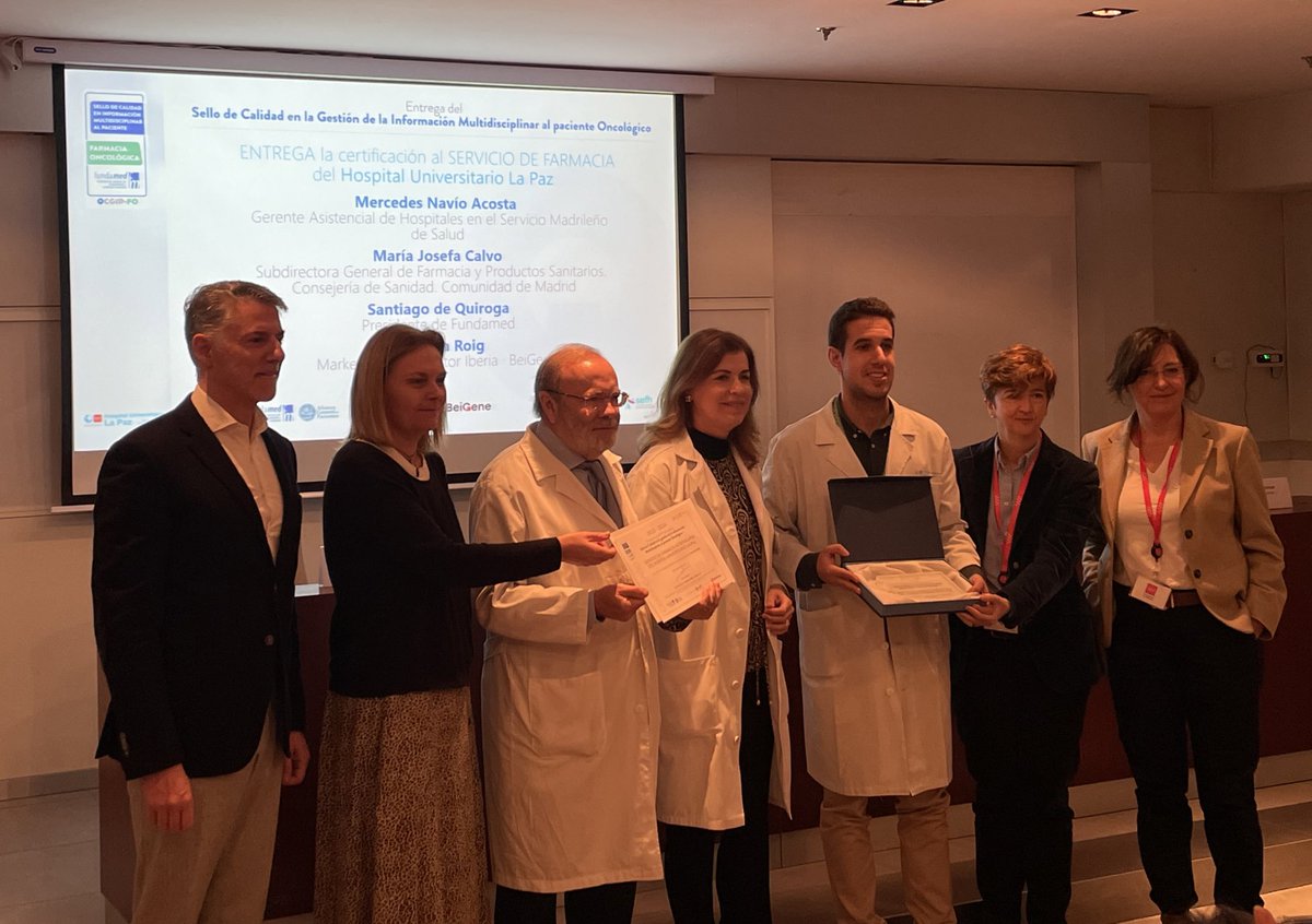 Seguimos mejorando la atención farmacéutica a nuestros pacientes oncológicos🏥👏🏼
Hoy recibimos el Sello de Calidad en la Gestión de la Información Multidisciplinar al Paciente Oncológico, impulsado por #Fundamed y <a href="/BeiGeneGlobal/">BeiGeneGlobal</a> 
Recogen el premio <a href="/Javierac_93/">Javier Alvarez Criado</a> y <a href="/aliciaherreroa/">Alicia Herrero</a>