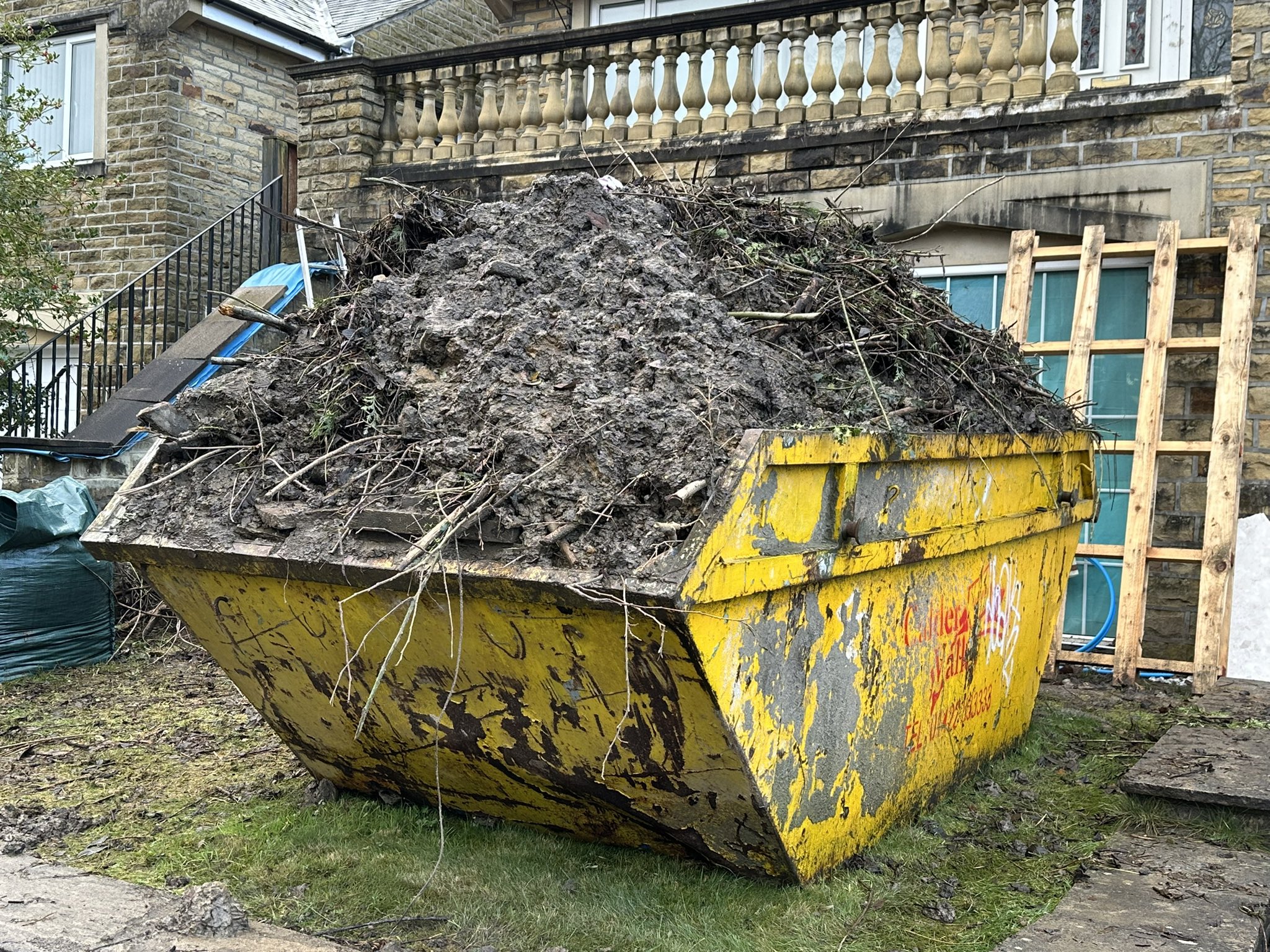 Cost of living: Artist living in converted skip in Bermondsey - BBC News