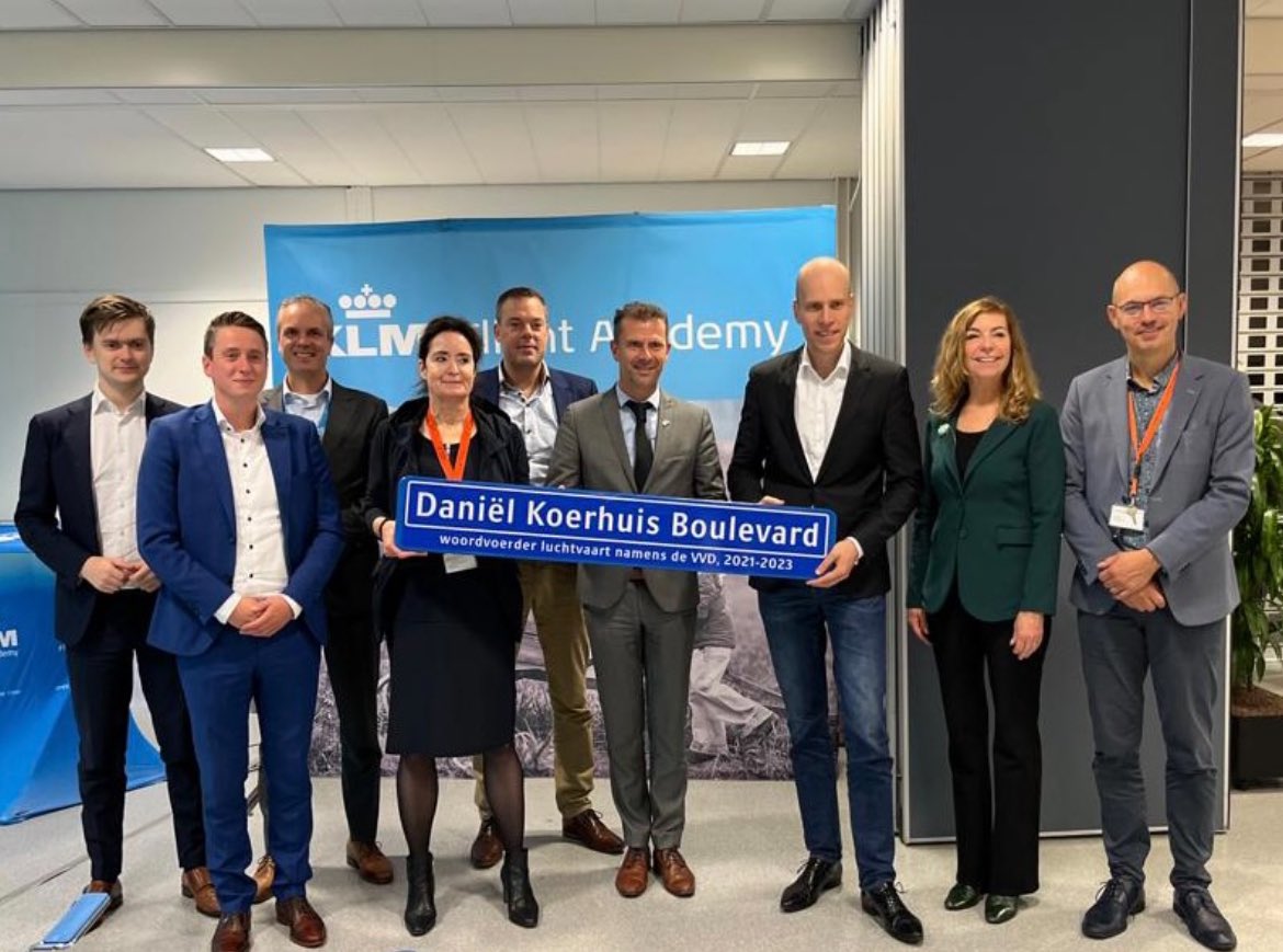 Luchthaven Eelde is belangrijk voor de bereikbaarheid, het vestigingsklimaat en de economie van Noord-NL. Ik heb me hiervoor ingezet. Trots dat een straat op de luchthaven naar mij wordt vernoemd.