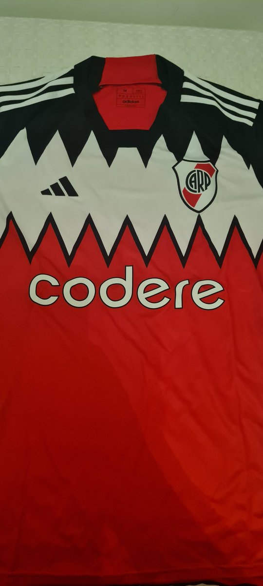 Va regalo!!!! Podes llevarte sta camiseta de #RiverPlate. Condiciones para participar: - Hacer RT - Seguir esta cuenta: @sebasrur El domingo 17-12 anunciamos quien se la gana. Suerte para todos/as!!!!