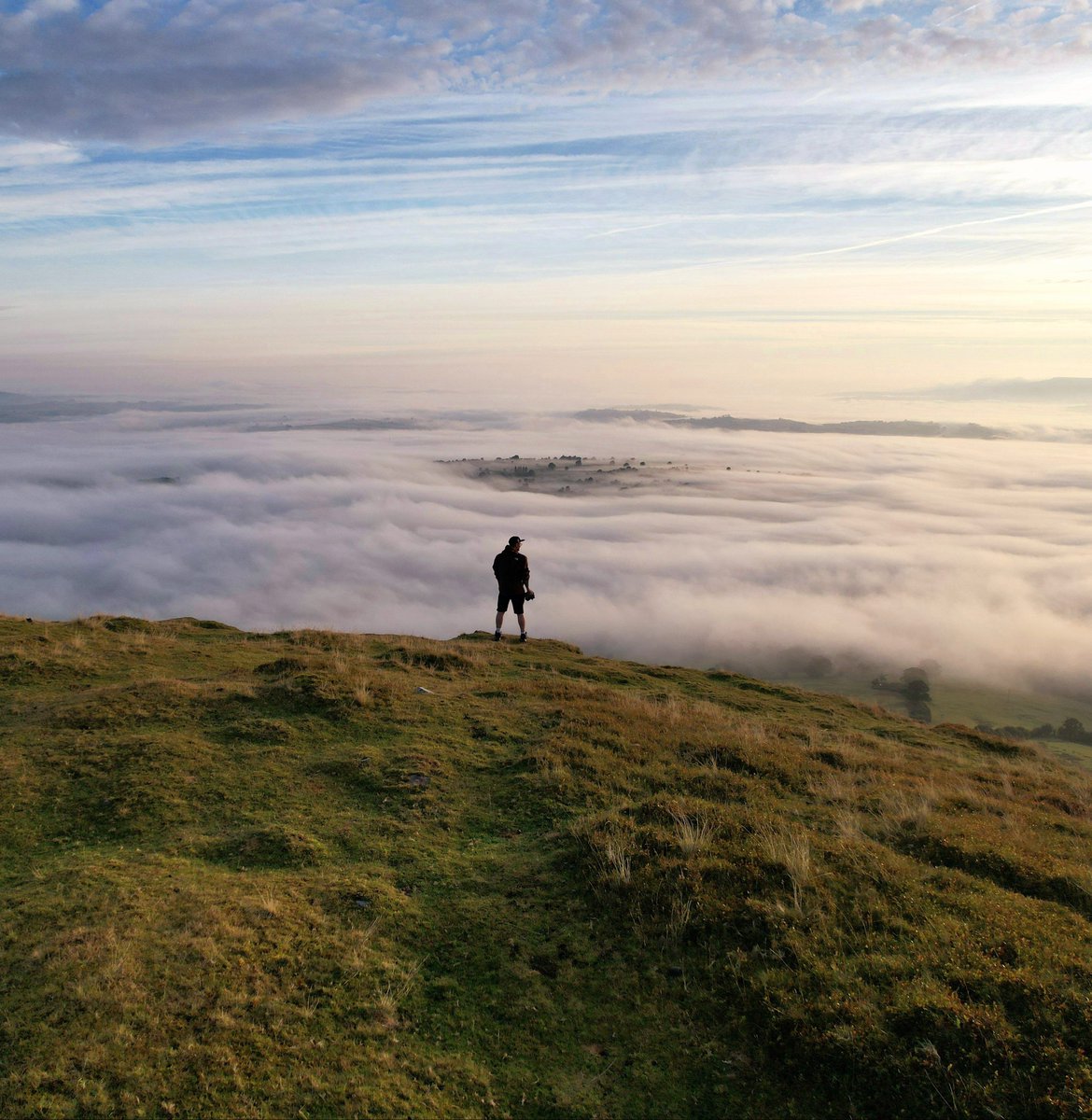 Islands in the sky 🏴󠁧󠁢󠁷󠁬󠁳󠁿☁️ #Wales Going through some of my favourites from this year #breconbeacons