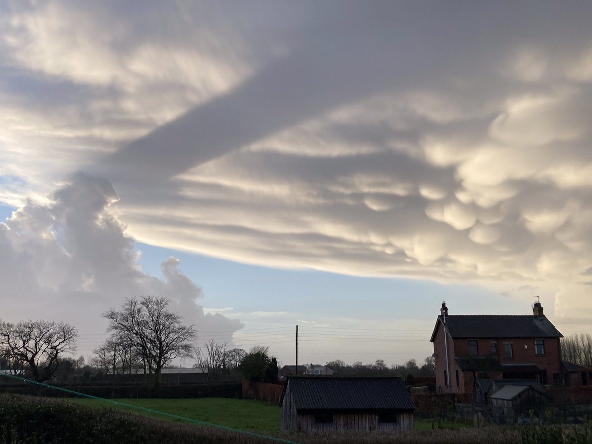 Managed to catch some of the mammatus clouds while at my parents in #Catforth yesterday @MetMattTaylor @CloudAppSoc @BBCWthrWatchers @bbcweather #Lancashire Also an interesting shadow too!