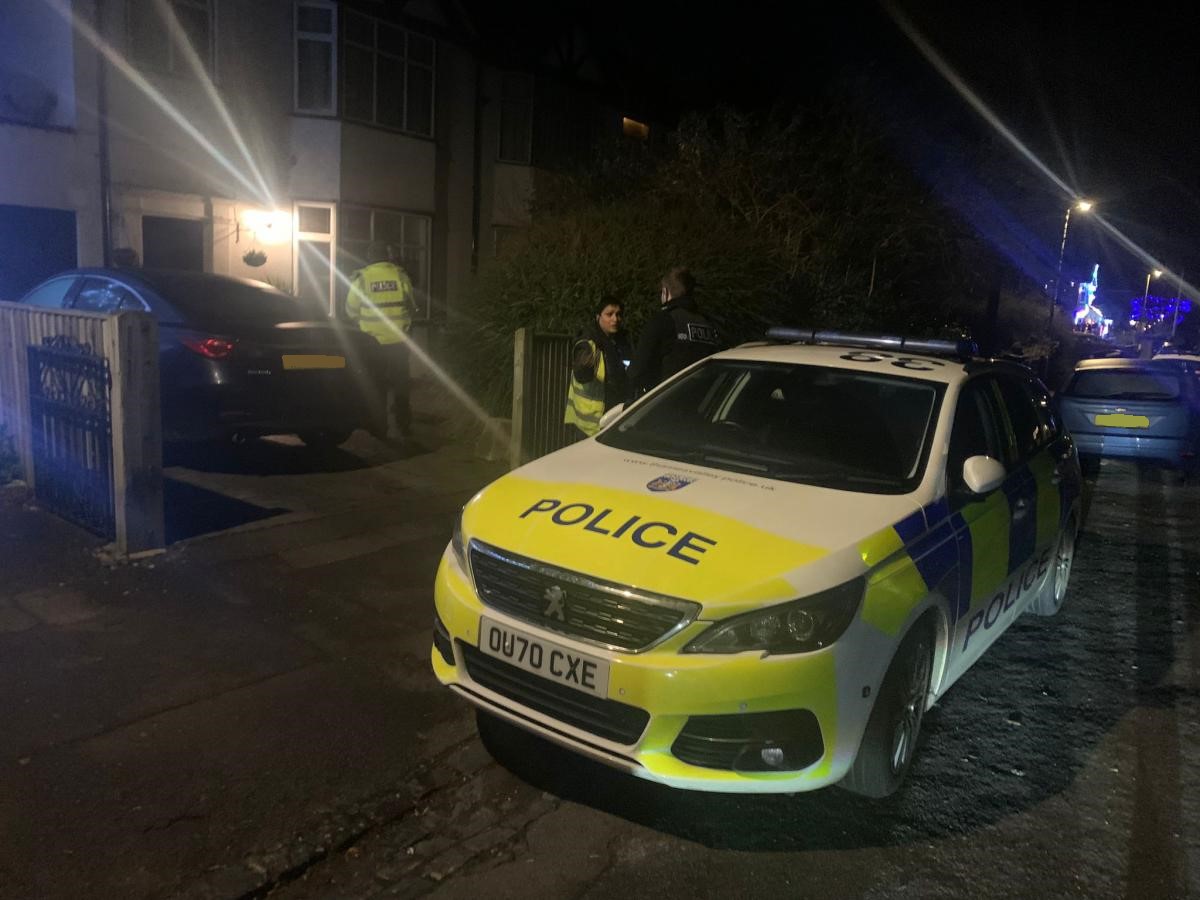 Police remain on scene after a man has been arrested on suspicion of murder in Headington. Our reporter @AlbertTait1 has taken this photo. Read the full story here 👇 oxfordmail.co.uk/news/23983096.…